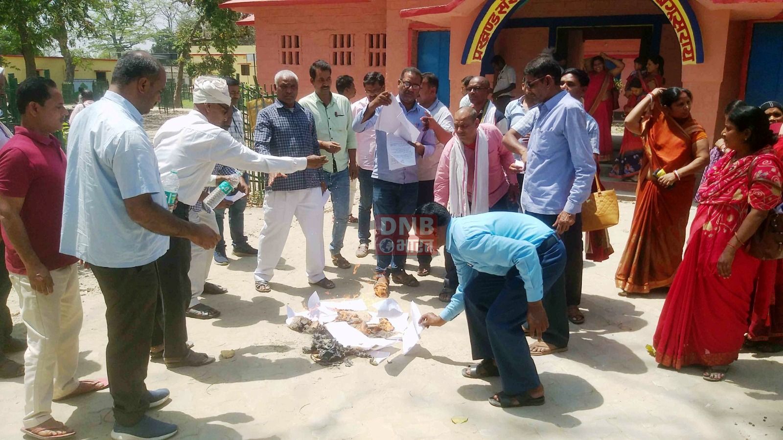 नई शिक्षक नियमावली के खिलाफ शिक्षकों ने बछवाड़ा बीआरसी में किया प्रदर्शन 3