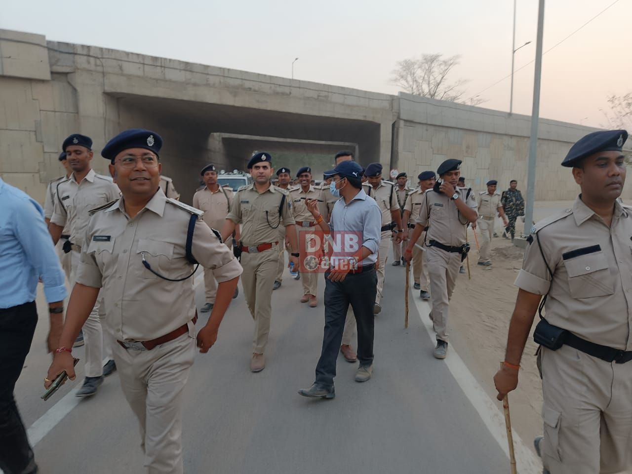 खनन माफियाओं ने खनन एवं अन्य पुलिस पदाधिकारी पर की पत्थरबाजी, तीन पदाधिकारी घायल 2
