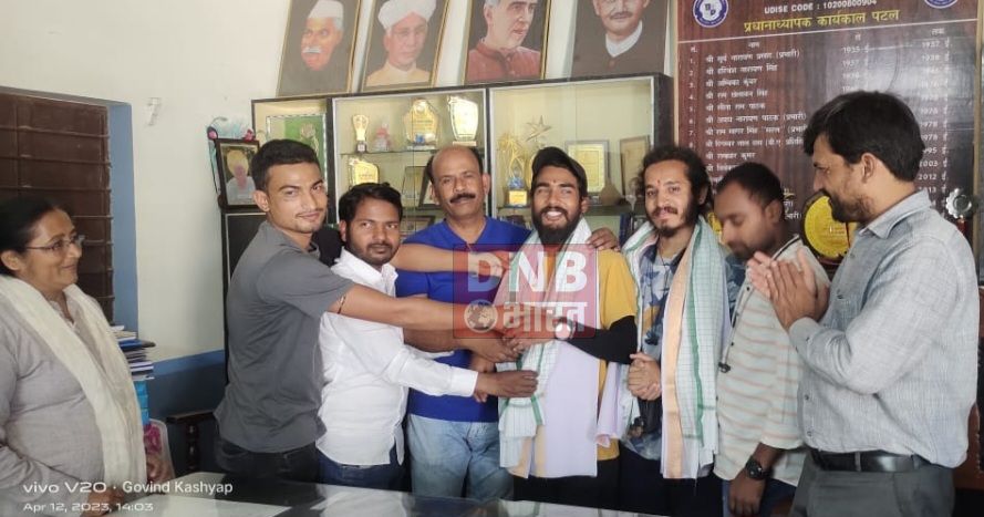 पर्यावरण संरक्षण जागरुकता को लेकर पैदल देश भ्रमण पर निकले दो युवाओं को साइकिल पर संडे की टीम ने बीहट में किया सम्मानित 2