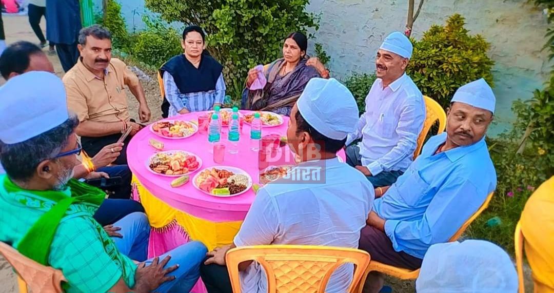 दावत ए इफ्तार में दिखा सांप्रदायिक सद्भाव हजारों लोग ने एक साथ बैठकर किया इफ्तार 4