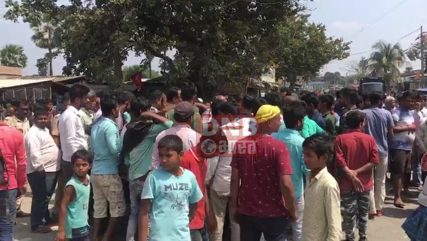 अनियंत्रित पिकअप वाहन चाय दुकान में घुसी,चाय दुकानदार के 5 वर्षीय पुत्र की कुचल कर मौत,आक्रोशित लोगो ने घंटो सड़क को किया जाम 2