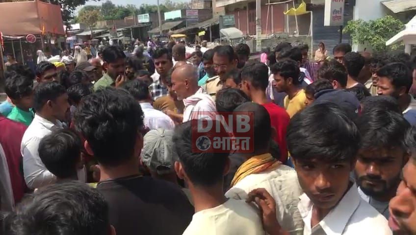 अनियंत्रित पिकअप वाहन चाय दुकान में घुसी,चाय दुकानदार के 5 वर्षीय पुत्र की कुचल कर मौत,आक्रोशित लोगो ने घंटो सड़क को किया जाम 3