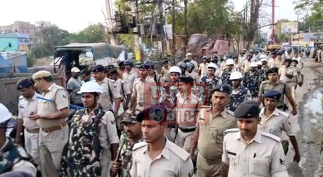 नालंदा के बिहारशरीफ में उपद्रव के बाद डीएम व एसपी के द्वारा शहर में निकाला गया फ्लैग मार्च  2