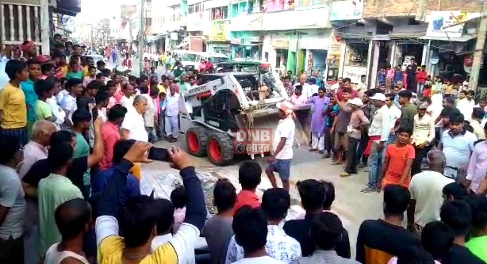 बेगूसराय जिले के तेघरा में अतिक्रमण के खिलाफ चला पुलिस का बुलडोजर,दुकानदारों में हड़कंप 2