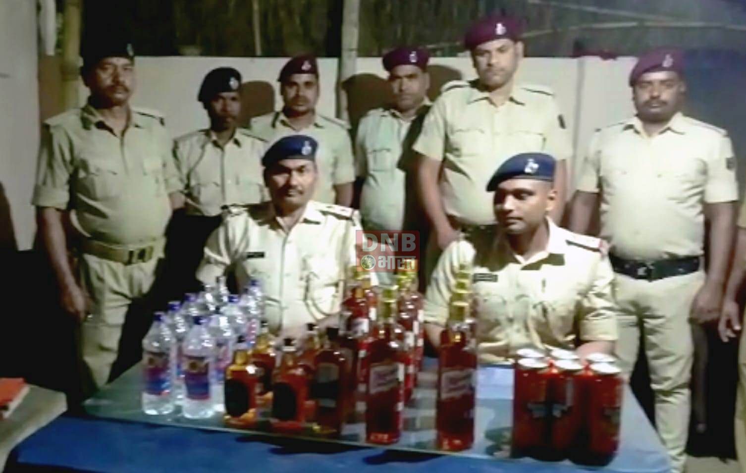 बरौनी स्टेशन पर रेल पुलिस ने गंगासागर एक्सप्रेस ट्रेन में चेकिंग के दौरान 34 बोतल विदेशी शराब किया बरामद 2