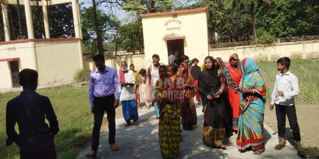 दो माह से पानी की आपूर्ति नहीं होने से परेशान आक्रोशित ग्रामीणों ने वाटर टावर में तालाबंदी कर दिया धरना 2