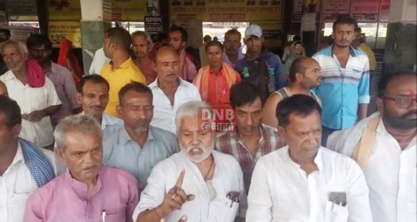 रेल उपभोक्ता संघर्ष समिति द्वारा खगड़िया रेलवे स्टेशन के मुख्य द्वार पर किया गया एक दिवसीय धरना प्रदर्शन 3