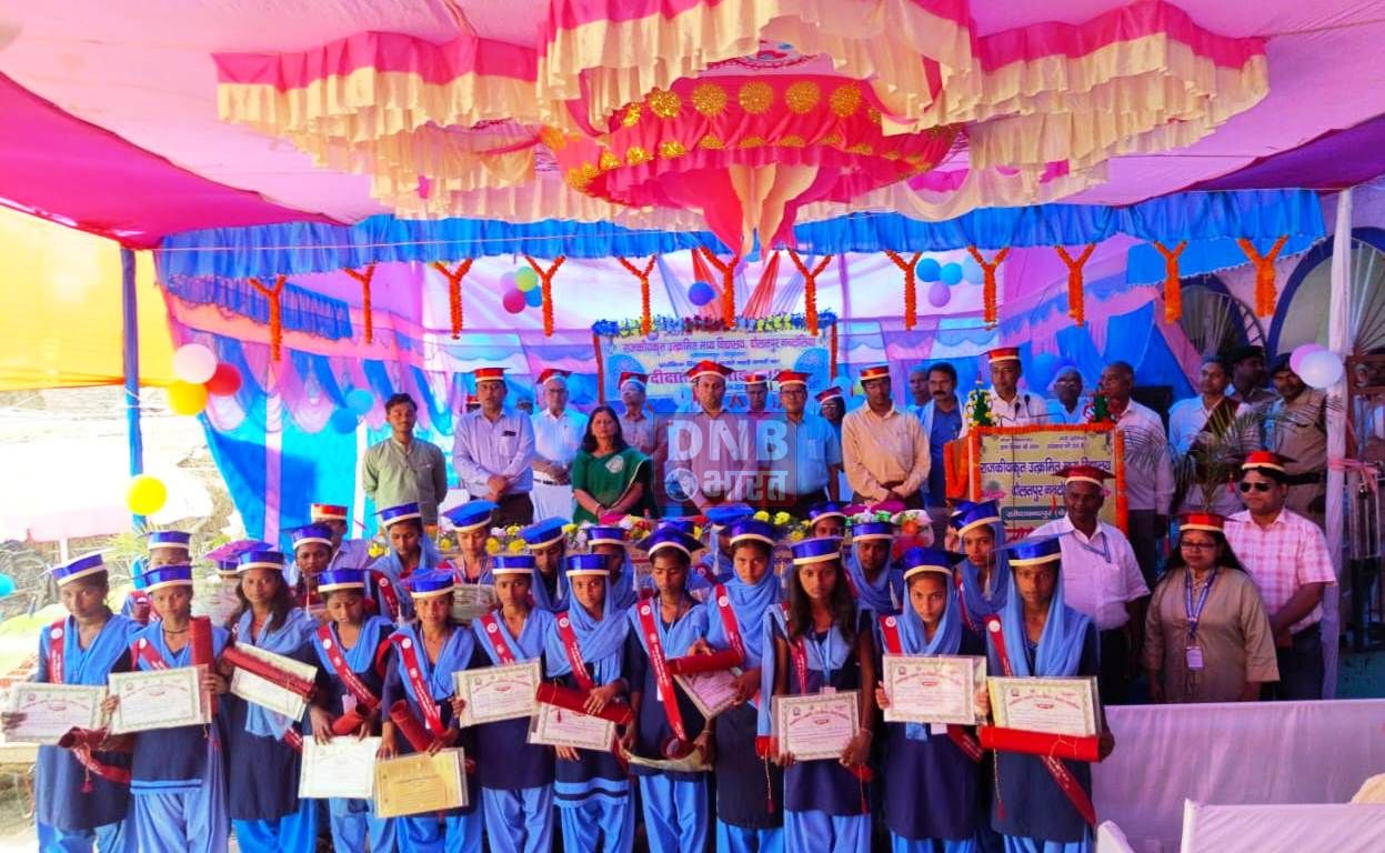 दृढ़ इच्छा शक्ति और लगन है तो कम संसाधन में भी बेहतर किया जा सकता है-डीएम रोशन कुशवाहा 3
