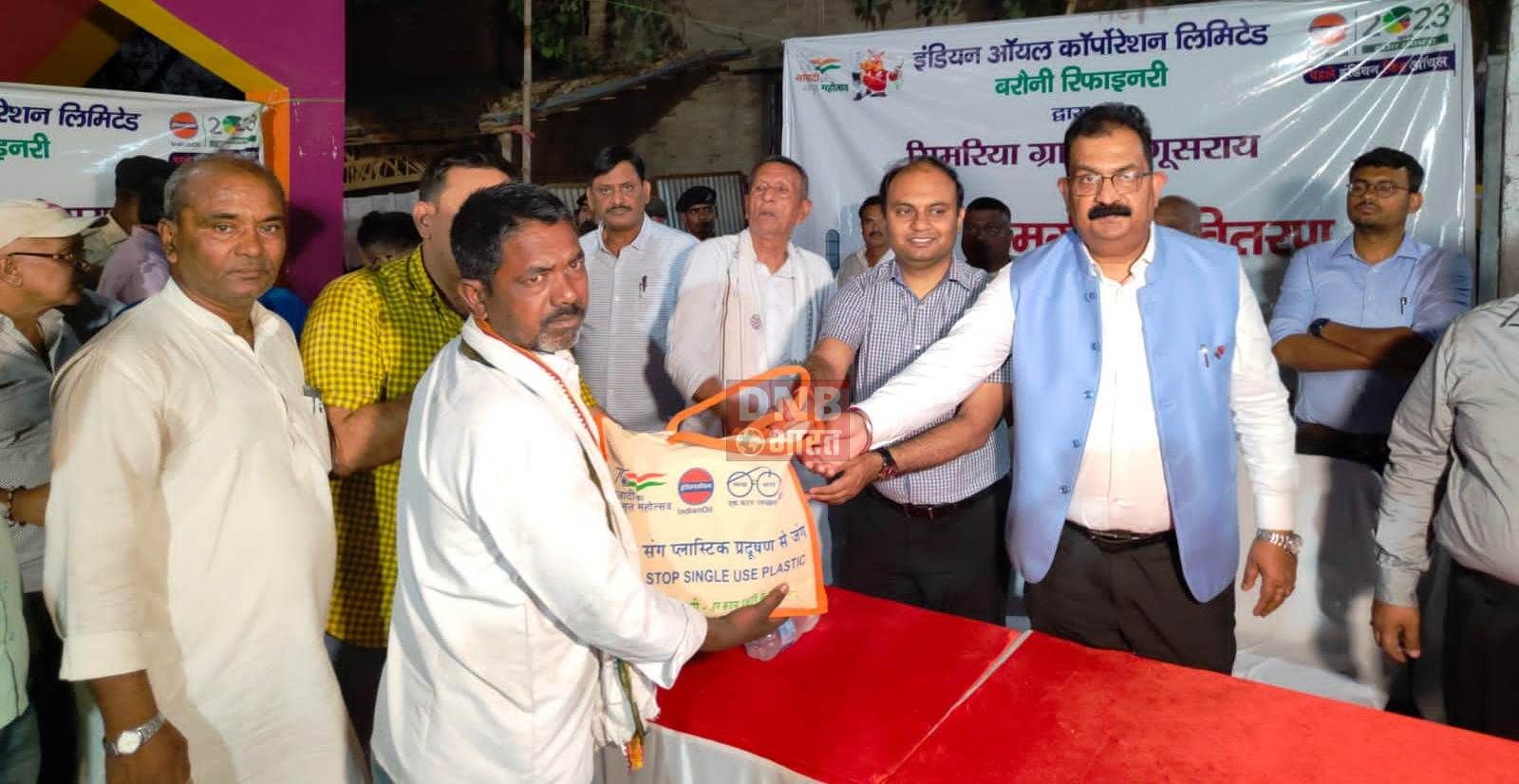 जिला प्रशासन एवं इंडियन ऑयल बरौनी के सौजन्य से अग्नि पीड़ितों परिवारों के बीच राहत सामग्री का किया वितरण 2
