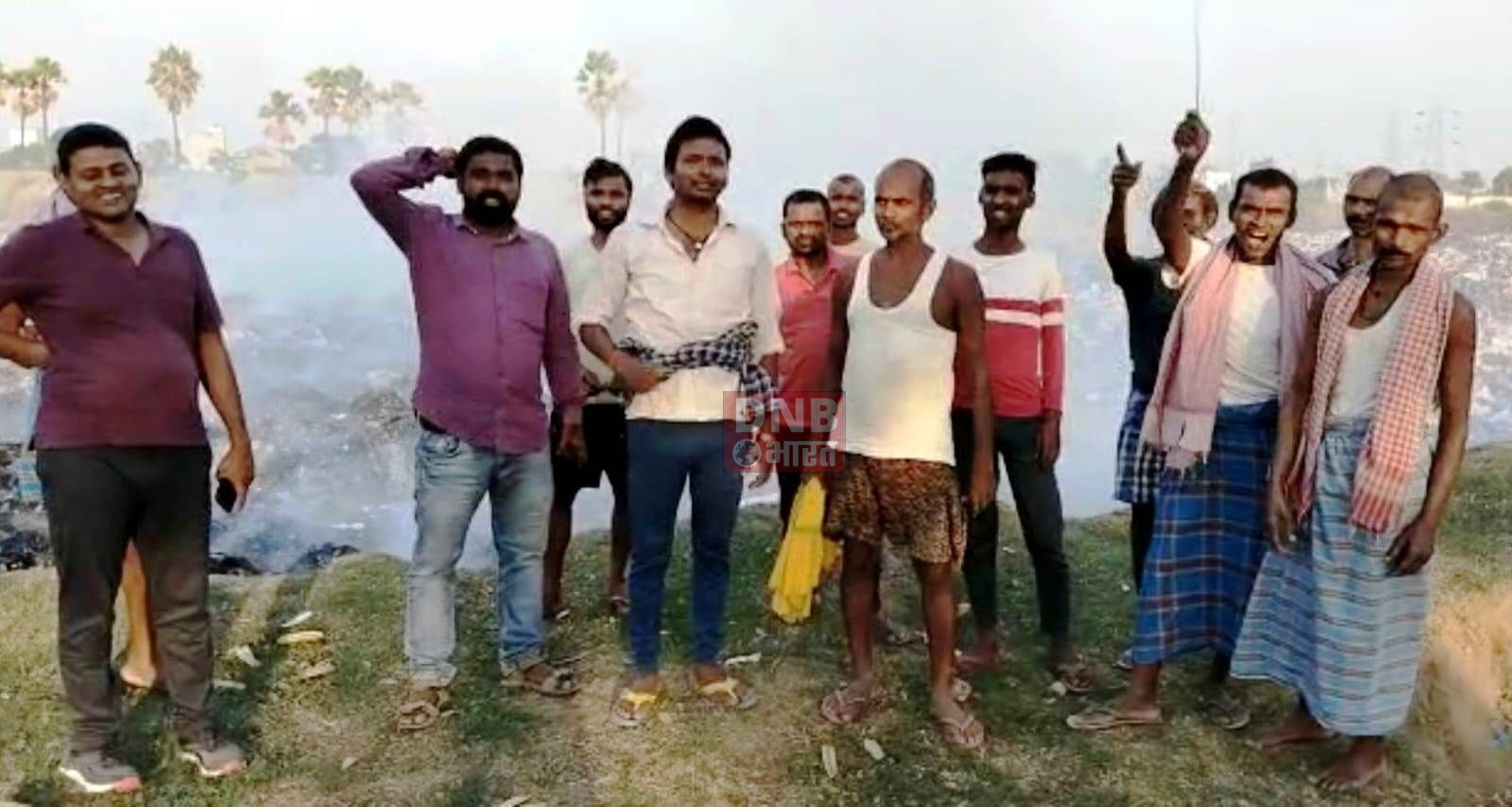 नालंदा के पंचाने नदी किनारे कूड़े के ढेर में लगी आग,ग्रामीण जहरीली धुएं से हुए परेशान,आग बुझाने आई नगरनिगम की टीम को उग्र ग्रामीणों ने खदेड़ा 3