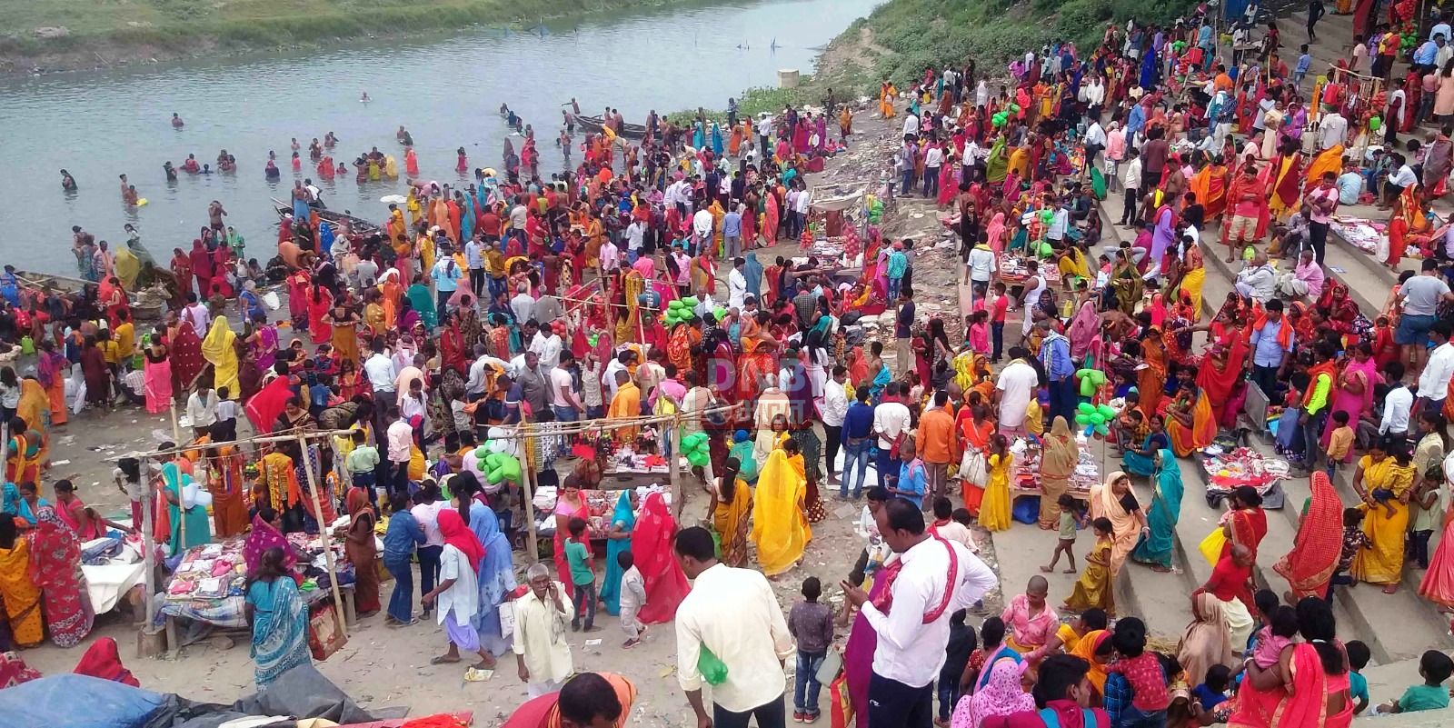 बुद्ध पूर्णिमा को लेकर झमटीया धाम गंगा घाट पर गंगा स्नान के लिए उमड़ी श्रधालुओं की भीड़ 2