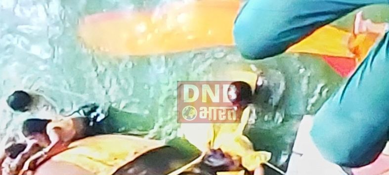 गंगा नदी में लोगों से भड़ी नांव पलटी, तीन लोगों के मौत की सूचना 2