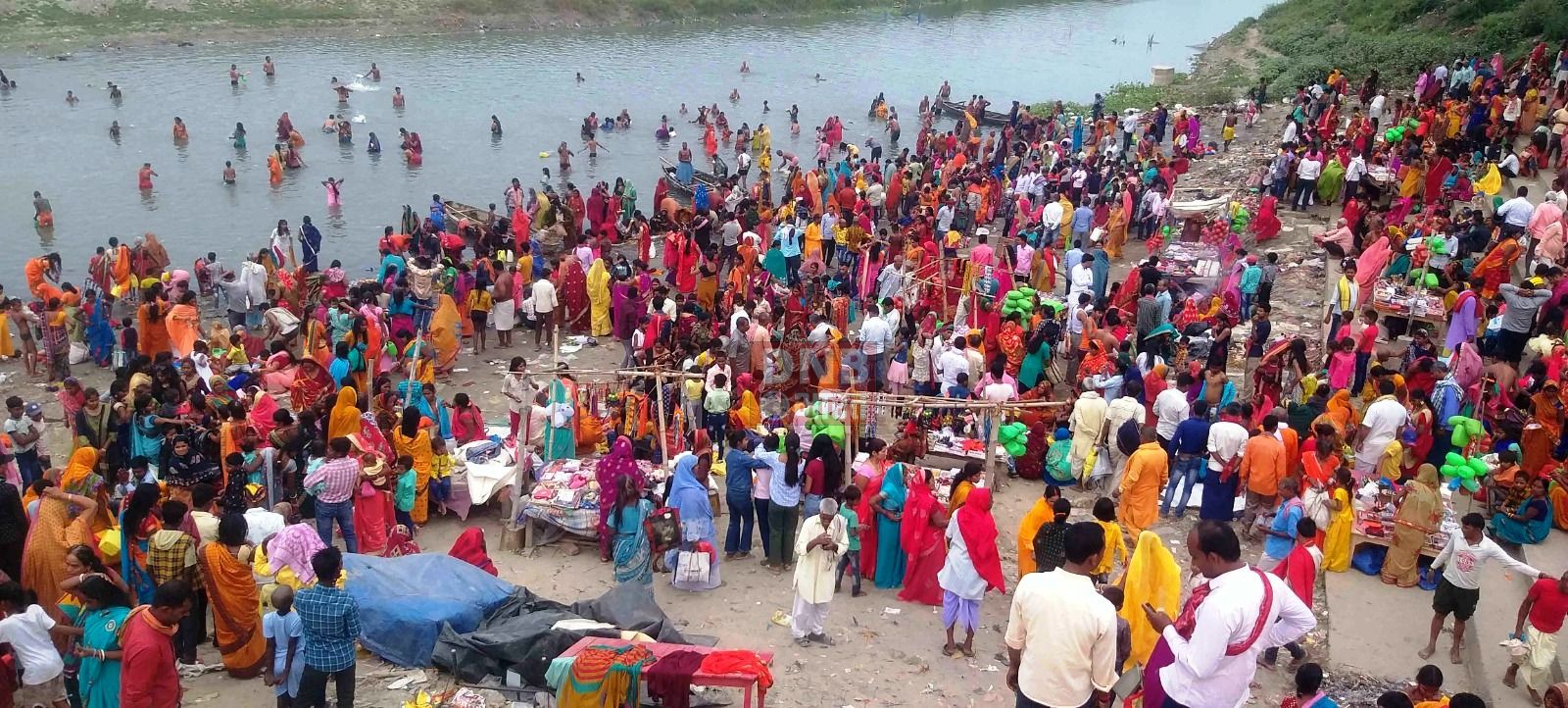 बुद्ध पूर्णिमा को लेकर झमटीया धाम गंगा घाट पर गंगा स्नान के लिए उमड़ी श्रधालुओं की भीड़ 3