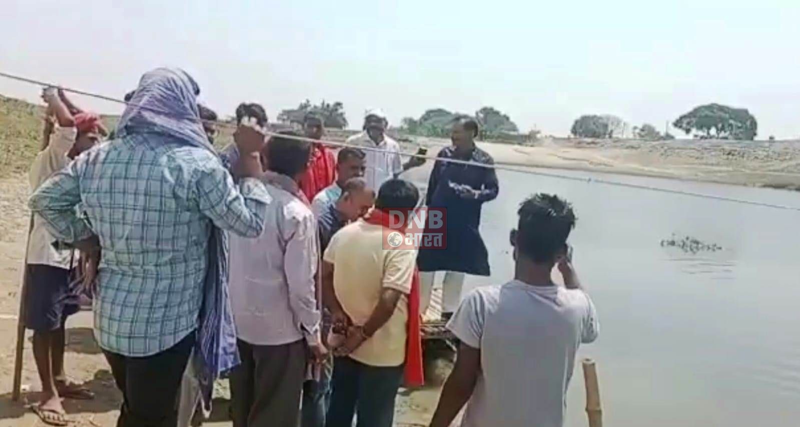 बेगूसराय के आहोक पंचायत में पिछले दिनों 5 बच्चों के गंडक नदी में डूबने से मौत के बाद पीड़ित परिवार से मिलने पहुंचें भाजपा जिलाध्यक्ष राजीव कुमार वर्मा,बढाया ढांढस 2