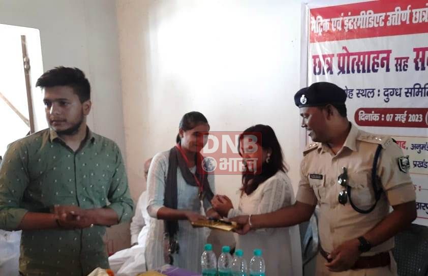 तेघरा प्रखंड के दुलारपुर गांव में आयोजित समारोह में मैट्रिक और इंटर उत्तीर्ण छात्र छात्राओं को किया गया सम्मानित 3
