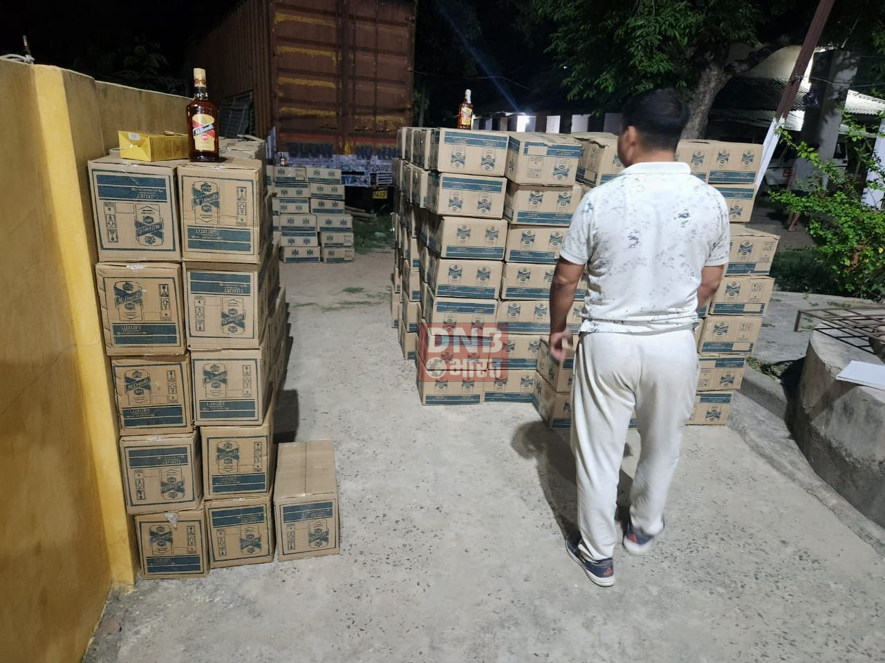 303 कार्टुन विदेशी शराब के साथ पिकअप वाहन, मारुति कार एवं मोटरसाइकिल जप्त, तीन कारोबारी गिरफ्तार 3