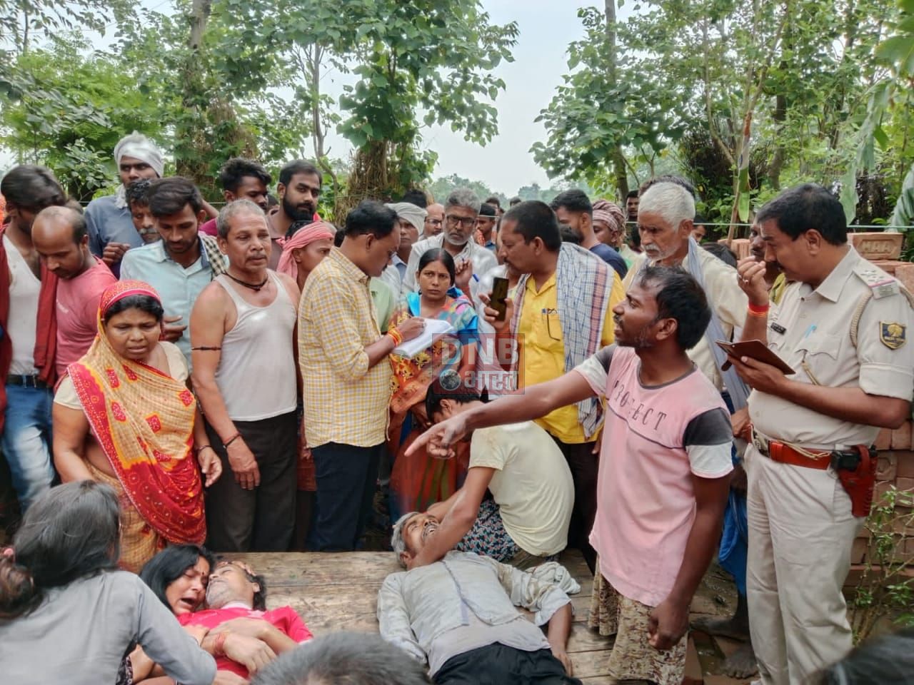 बरौनी बीडीओ ने दोनों मृतक आश्रित को मुख्यमंत्री पारिवारिक लाभ योजना के तहत दिए 20-20 हजार चेक 3