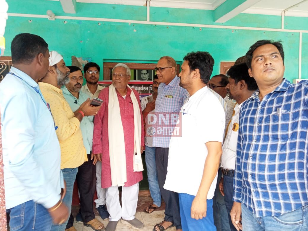 चेरियाबरियारपुर विधायक के आवास पर शिक्षकों का सत्याग्रह, शिक्षकों को राज्यकर्मी का दर्जा मिलना चाहिए -राजवंशी महतो 2