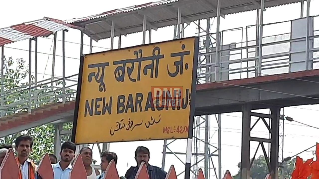 शराबबंदी की हकीकत.. न्यू बरौनी स्टेशन पर शराब के नशे में टिकट काट रहा बुकिंग क्लर्क का विडियो सोसल मीडीया पर वायरल 2