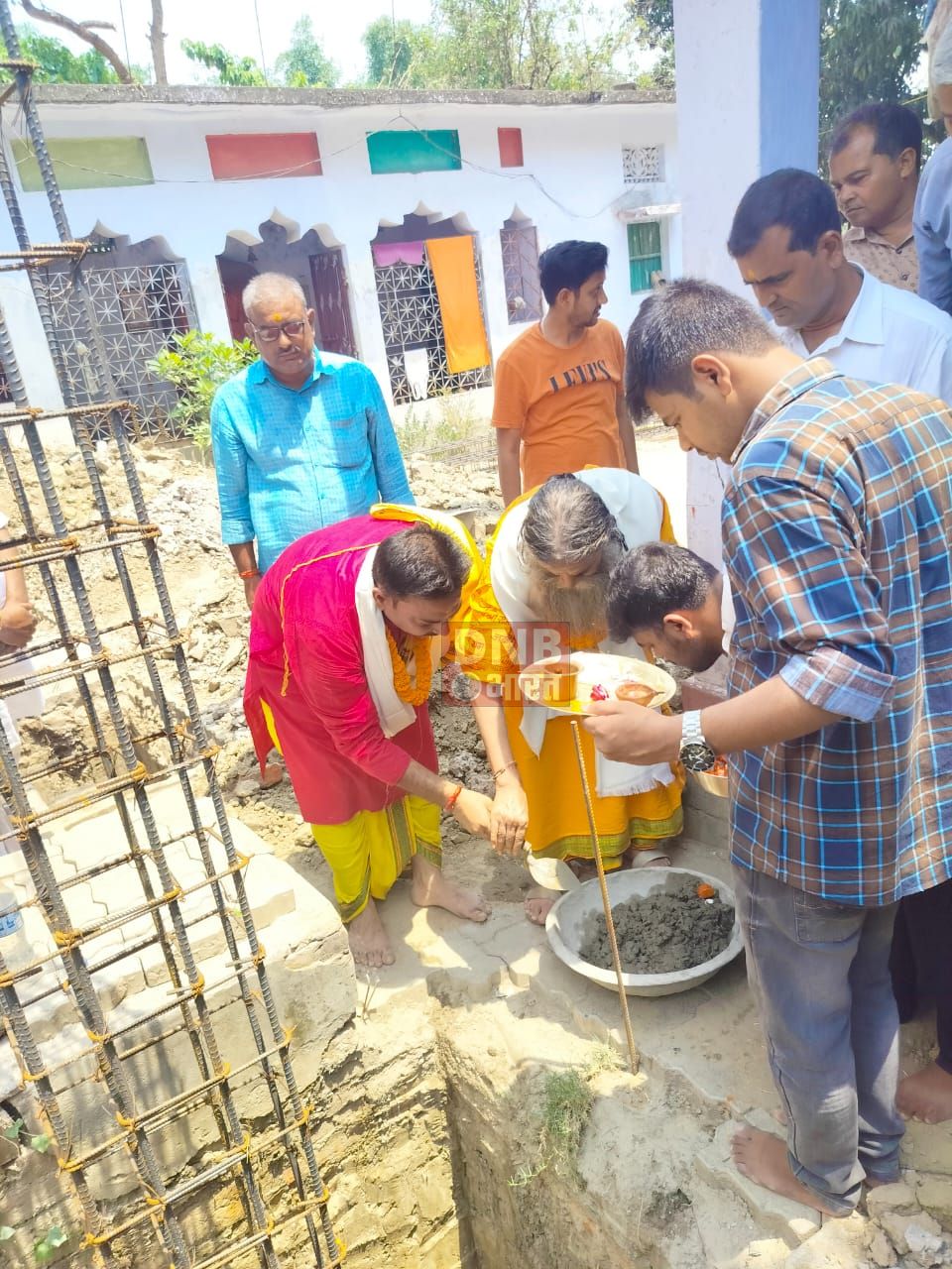 सुजीत सुमन सीओ बरौनी ने किया राम-जानकी ठाकुरबाड़ी मंदिर मालती का भूमि पूजन 3