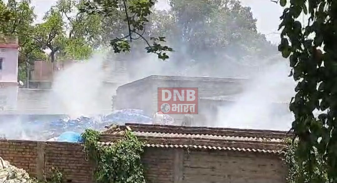 अचानक कबाड़ी की दुकान में लगी आग से लाखों का सामान हुआ खाक 3