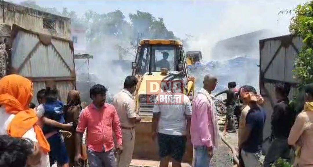 अचानक कबाड़ी की दुकान में लगी आग से लाखों का सामान हुआ खाक 4