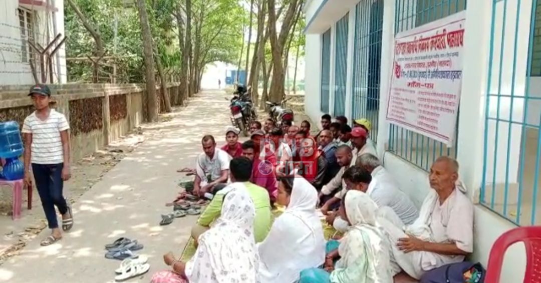 10 सुत्री मांगों को लेकर नगर पंचायत सफाई कर्मियों ने किया धरना प्रदर्शन 3