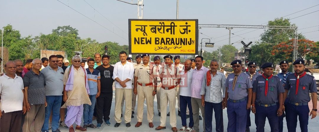 सांसद रेल प्रतिनिधि केशव शाण्डिल्य ने हरी झंडी दिखाकर कोसी एक्सप्रेस ट्रेन को किया रवाना 2