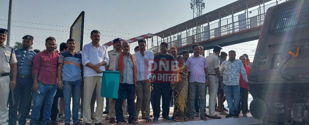 सांसद रेल प्रतिनिधि केशव शाण्डिल्य ने हरी झंडी दिखाकर कोसी एक्सप्रेस ट्रेन को किया रवाना 4
