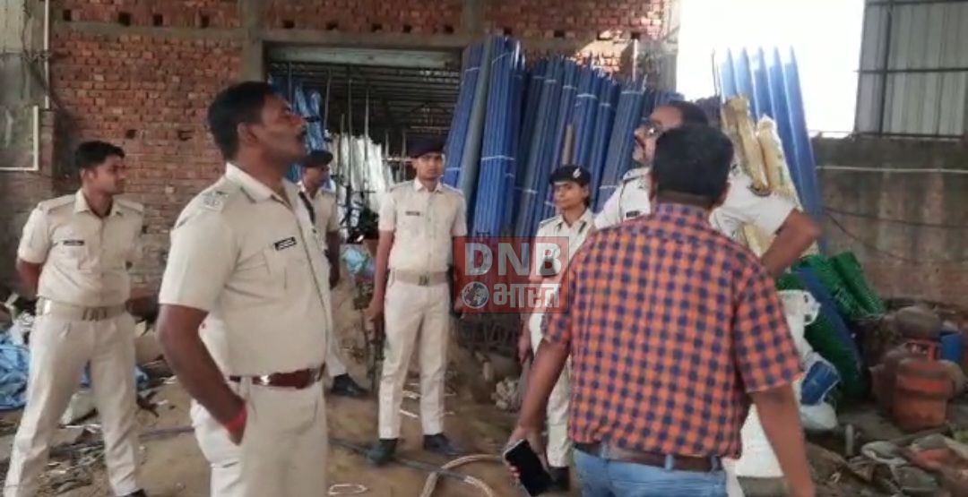 हार्डवेयर दुकान में छापेमारी कर भारी मात्रा में ब्रांडेड कंपनी की नकली वाटर टैंक व पाइप बरामद 2