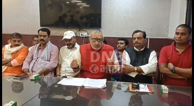 केन्द्रीय मंत्री गिरिराज सिंह ने बिहार के मुख्यमंत्री नीतीश कुमार को गोबर बालू और गंगाजल से सिमरिया में ही पवित्र होने की सलाह दी 2
