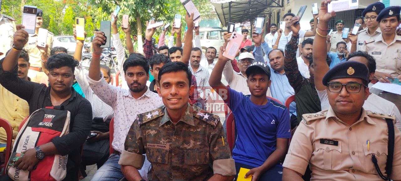 समस्तीपुर पुलिस को मिली बड़ी सफलता:-चोरी और छीनी गई 57 मोबाइल को पुलिस ने किया बरामद,दो आरोपी गिरफ्तार,मोबाइल धारकों को बुलाकर किया वापस 2