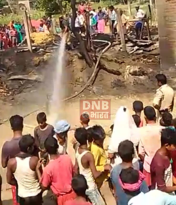 तेघड़ा में आग लगने की घटना में दो घर जलकर हुआ खाक, बाल बाल बचे दर्जनों स्कूली बच्चे 2