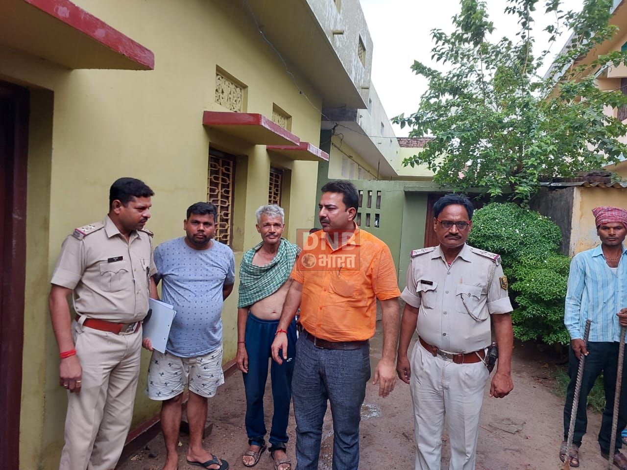 एफसीआई थानाक्षेत्र में हत्या मामले का फरार अभियुक्त के घर प्रशासन ने किया कुर्की जब्ती 2