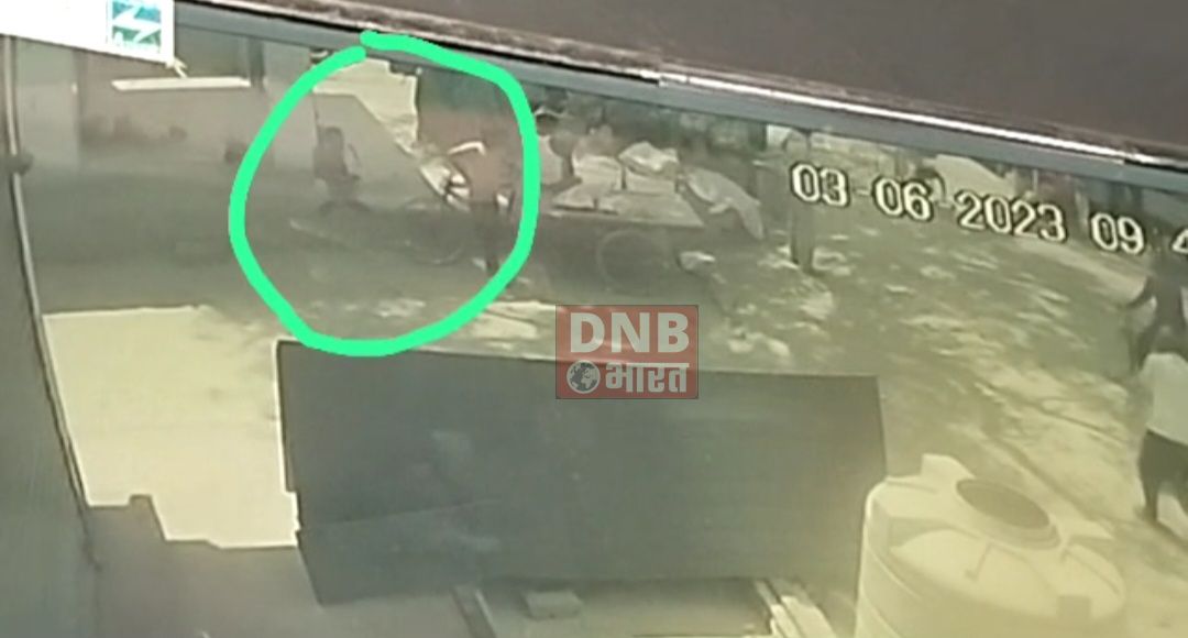 मंसूरचक बैंक परिसर में महिला को उच्चकों ने रुमाल में कागज का बंडल थमाकर महिला से 20 हजार लेकर हुआ फरार 3