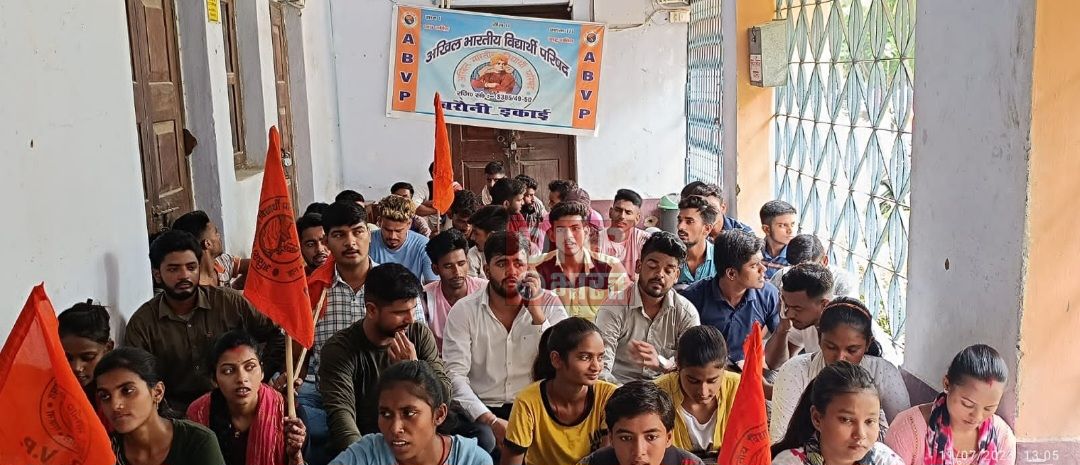 स्नातक प्रथम सेमेस्टर में नामांकन को लेकर एबीवीपी ने किया प्रदर्शन, सीट बढ़ाने का किया मांग 3