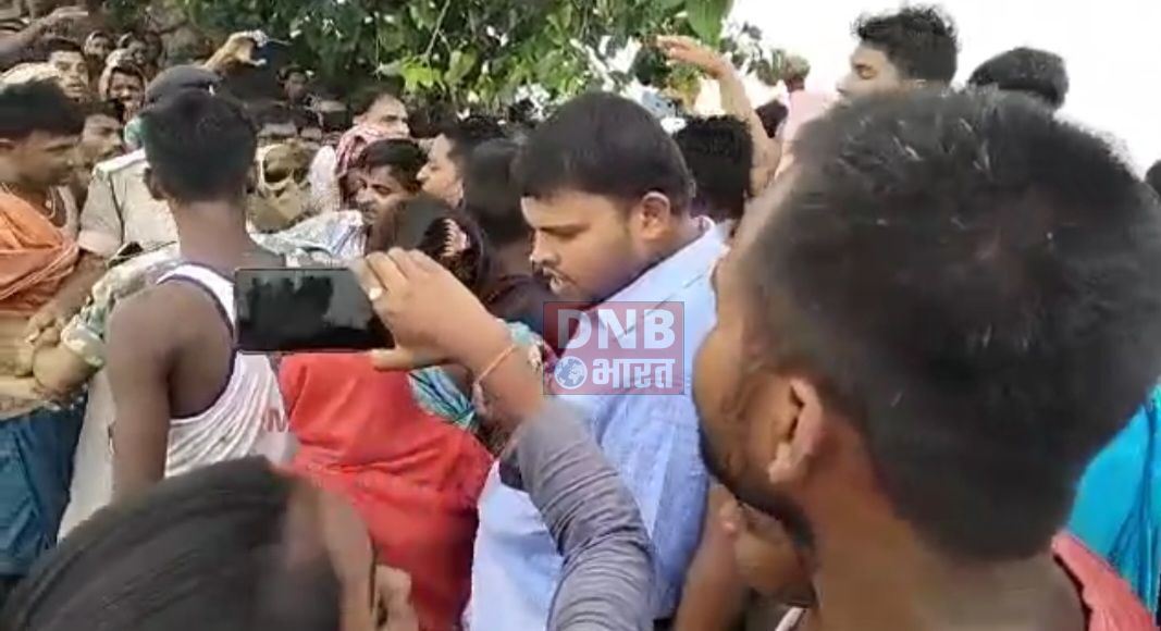 शिवनगर पंचायत में कटाव क्षेत्र का जायजा लेने पहुंचे राज्यसभा सांसद राकेश सिन्हा को करना पड़ा ग्रामीणों के आक्रोश का सामना, लगे मुर्दाबाद और हाय हाय के नारे 2