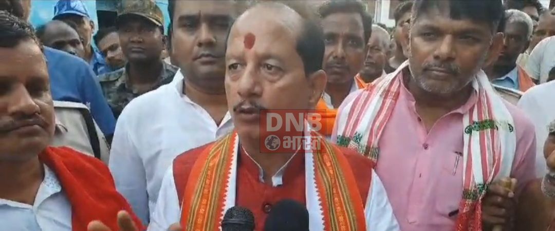 तेघड़ा में निर्वस्त्र कर लड़की को पीटे जाने के मामले में नेता प्रतिपक्ष विजय सन्हा ने पीड़ित परिजन से की मुलाकात, उक्त मुख्य आरोपी सहित तीन नामजद आरोपी गिरफ्तार 2