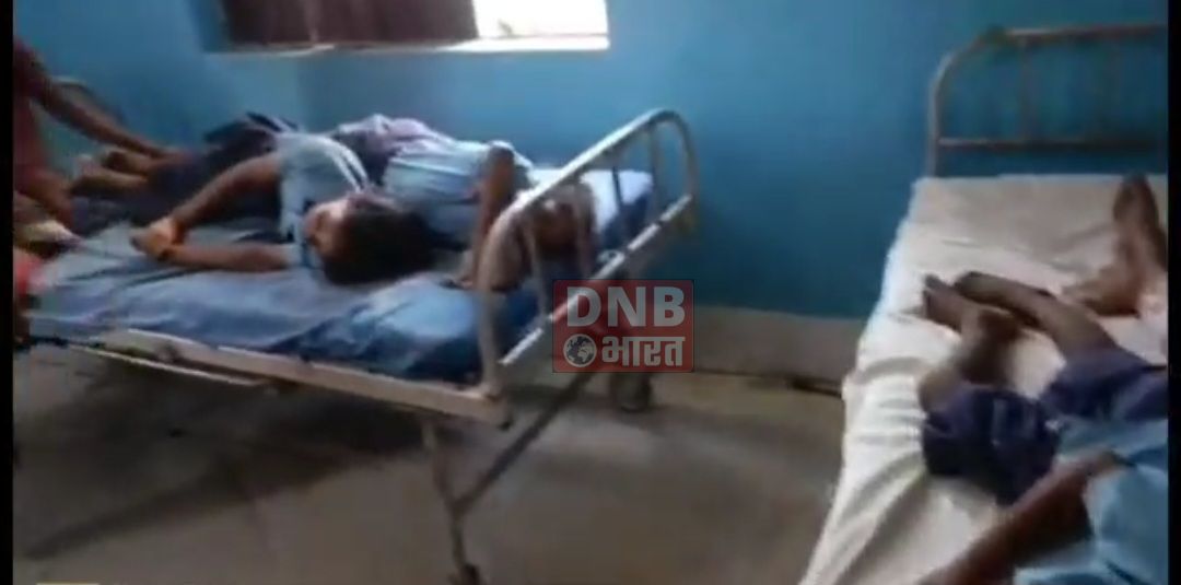 शाम्हो में कुर्सी टुटने पर मध्य विद्यालय अकबरपुर चालीस के हेडमास्टर ने वर्ग कक्ष में बंद कर दर्जनों छात्राओं की बेरहमी से की पिटाई,  07 छात्रा की स्थिति नाजुक 2