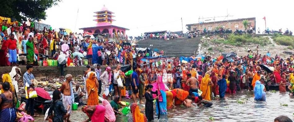 बछवाड़ा के प्रसिद्ध झमटिया धाम गंगा घाट पर गुरु पूर्णिमा पर श्रद्धालुओ ने लगाईं आस्था की डुबकी 3