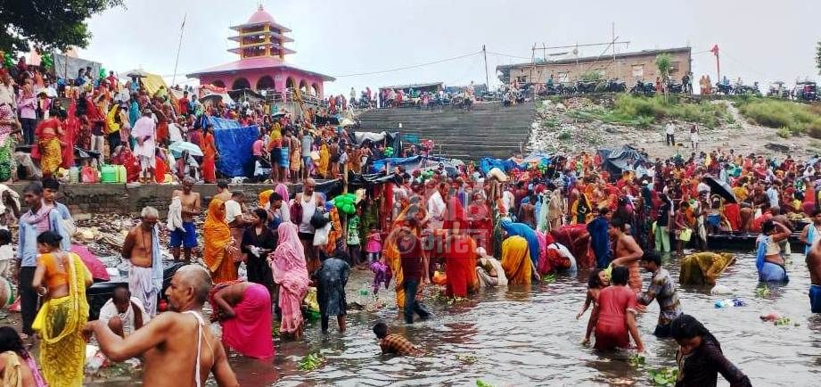 बछवाड़ा के प्रसिद्ध झमटिया धाम गंगा घाट पर गुरु पूर्णिमा पर श्रद्धालुओ ने लगाईं आस्था की डुबकी 2
