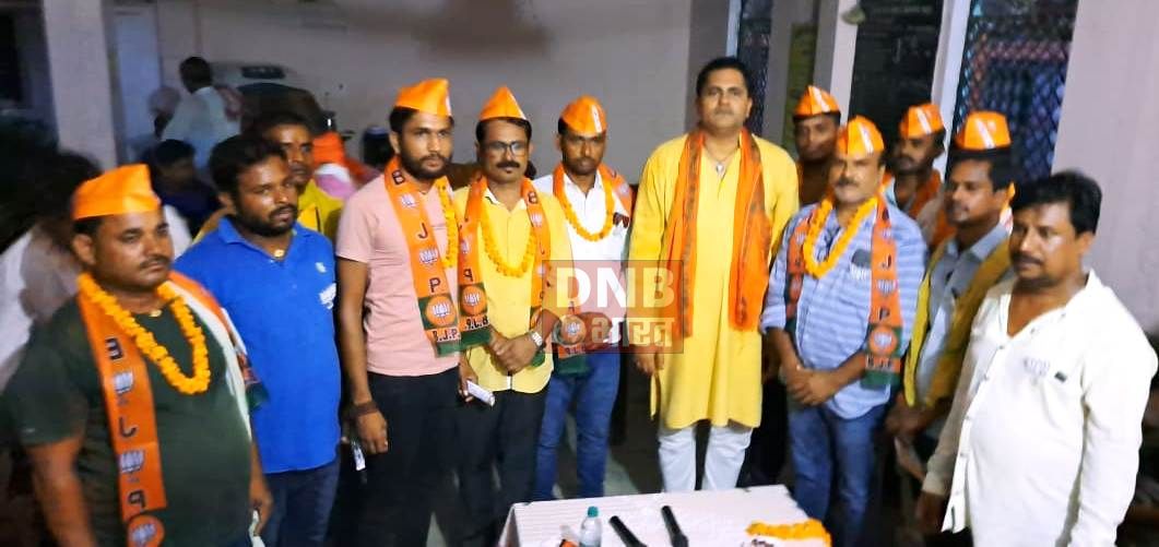 बछवाड़ा के भाजपा कार्यकर्ताओं ने दियारे के विशनपुर पंचायत में लोगों से मिलकर 9 साल में हुए मोदी सरकार के विकास कार्यों का पत्रक दे गिनाये उपलब्धी 2
