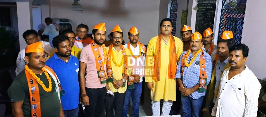 बछवाड़ा के भाजपा कार्यकर्ताओं ने दियारे के विशनपुर पंचायत में लोगों से मिलकर 9 साल में हुए मोदी सरकार के विकास कार्यों का पत्रक दे गिनाये उपलब्धी 3