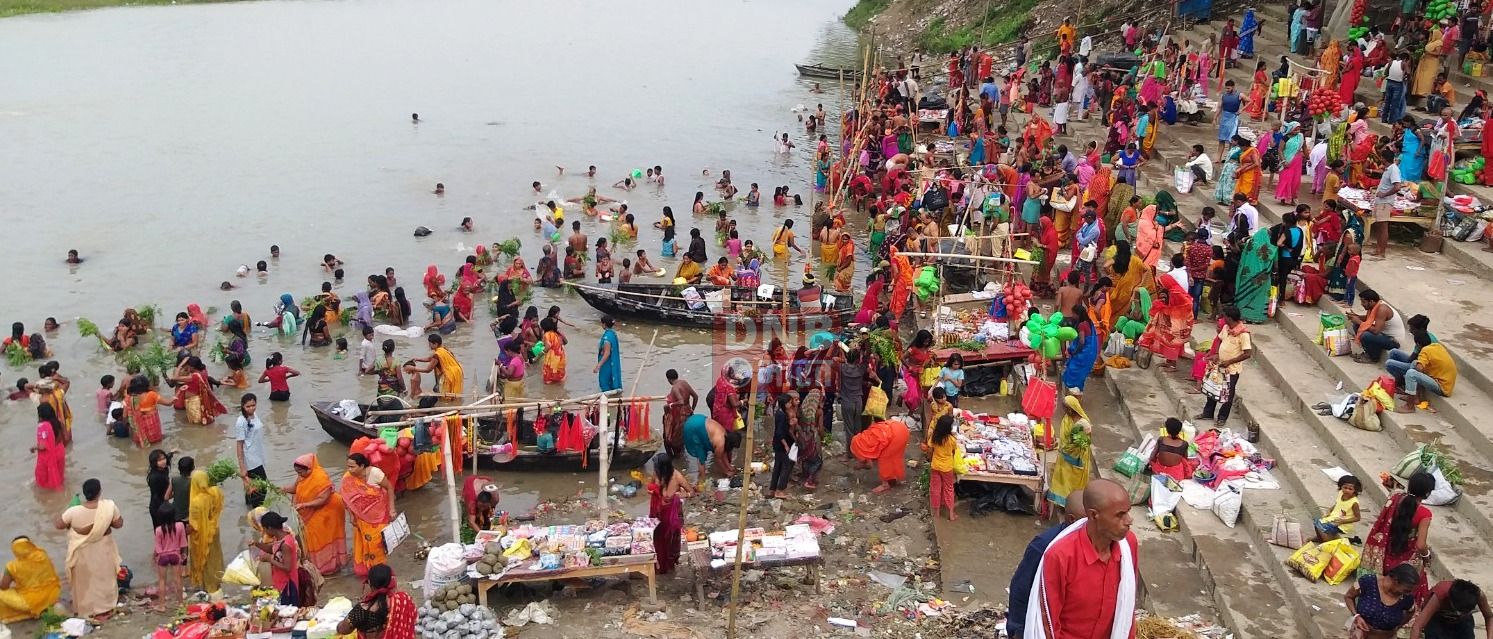 नाग पंचमी को लेकर झमटिया गंगा घाट समेत विभिन्न घाटो पर जुटी भारी भीड़,कुश व नीम के पत्ते के साथ स्नान की महिलाये 2