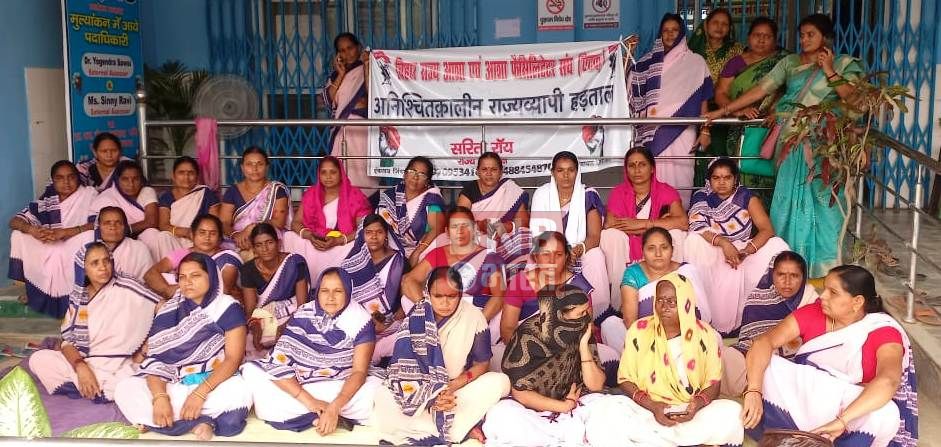 बछवाड़ा सामुदायिक स्वास्थ्य केंद्र में अनिशिचित हड़ताल के दौरान विभिन्न मांगो को लेकर आशा कर्मियों ने चौथे दिन भी किया धरना प्रदर्शन 3