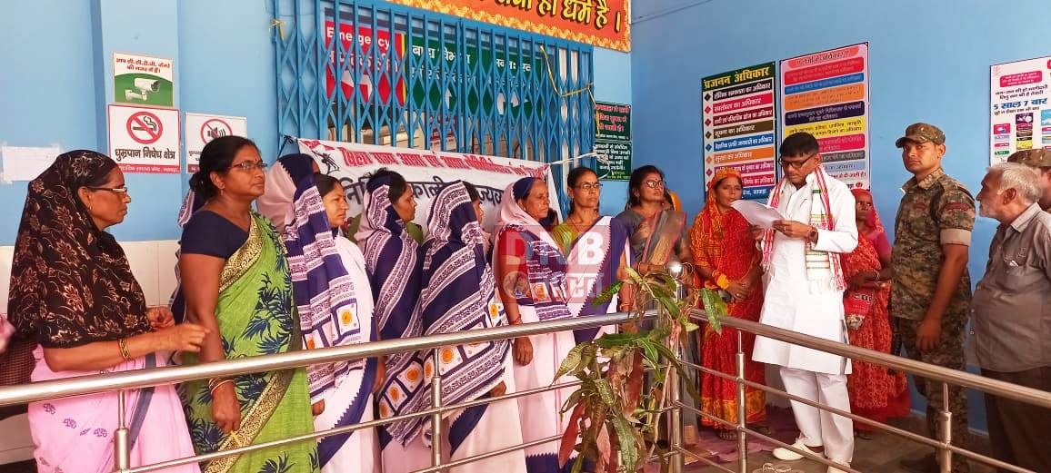 अनिश्चितकालीन हड़ताल पर बैठी आशा कार्यकर्ताओ ने अपनी मांग पत्र "बछवाड़ा विधायक" सुरेन्द्र मेहता को सौपा 2