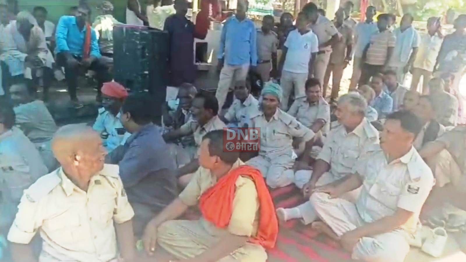 चौकीदार एवं दफादार ने बेगूसराय समाहरणालय के मुख्य द्वार पर अपनी छह सुत्री मांगो को लेकर दिया एक दिवसीय धरना 2