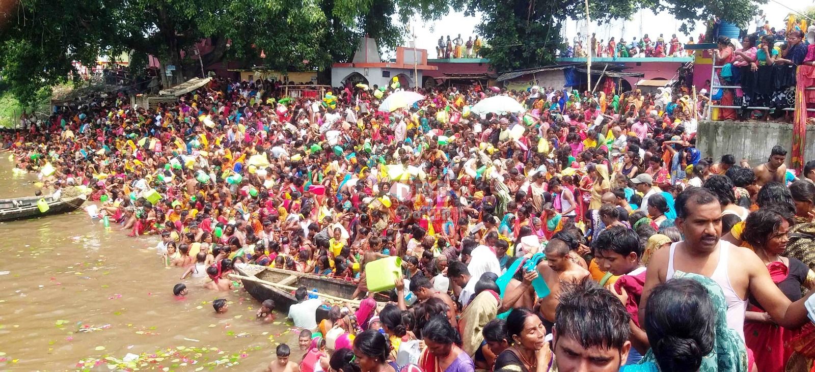 गंगा स्नान को लेकर झमटिया धाम गंगा घाट पर उमड़ी श्रद्धालुओं का जनसैलाब, करीब पंन्द्रह किलोमीटर तक सड़क जाम 3
