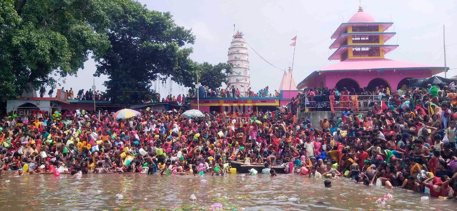 गंगा स्नान को लेकर झमटिया धाम गंगा घाट पर उमड़ी श्रद्धालुओं का जनसैलाब, करीब पंन्द्रह किलोमीटर तक सड़क जाम 2