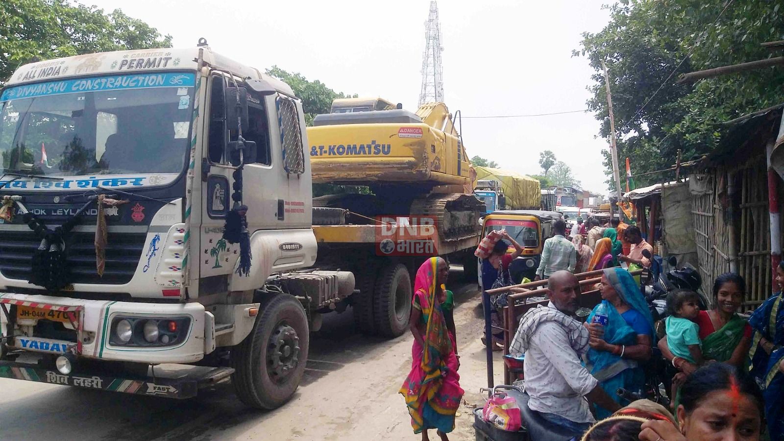 गंगा स्नान को लेकर झमटिया धाम गंगा घाट पर उमड़ी श्रद्धालुओं का जनसैलाब, करीब पंन्द्रह किलोमीटर तक सड़क जाम 4